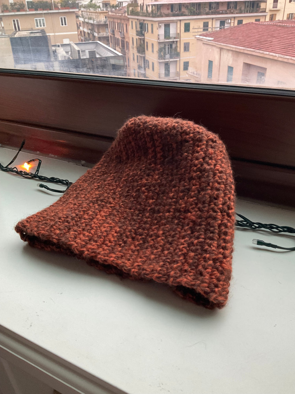 Cappello marrone e ruggine