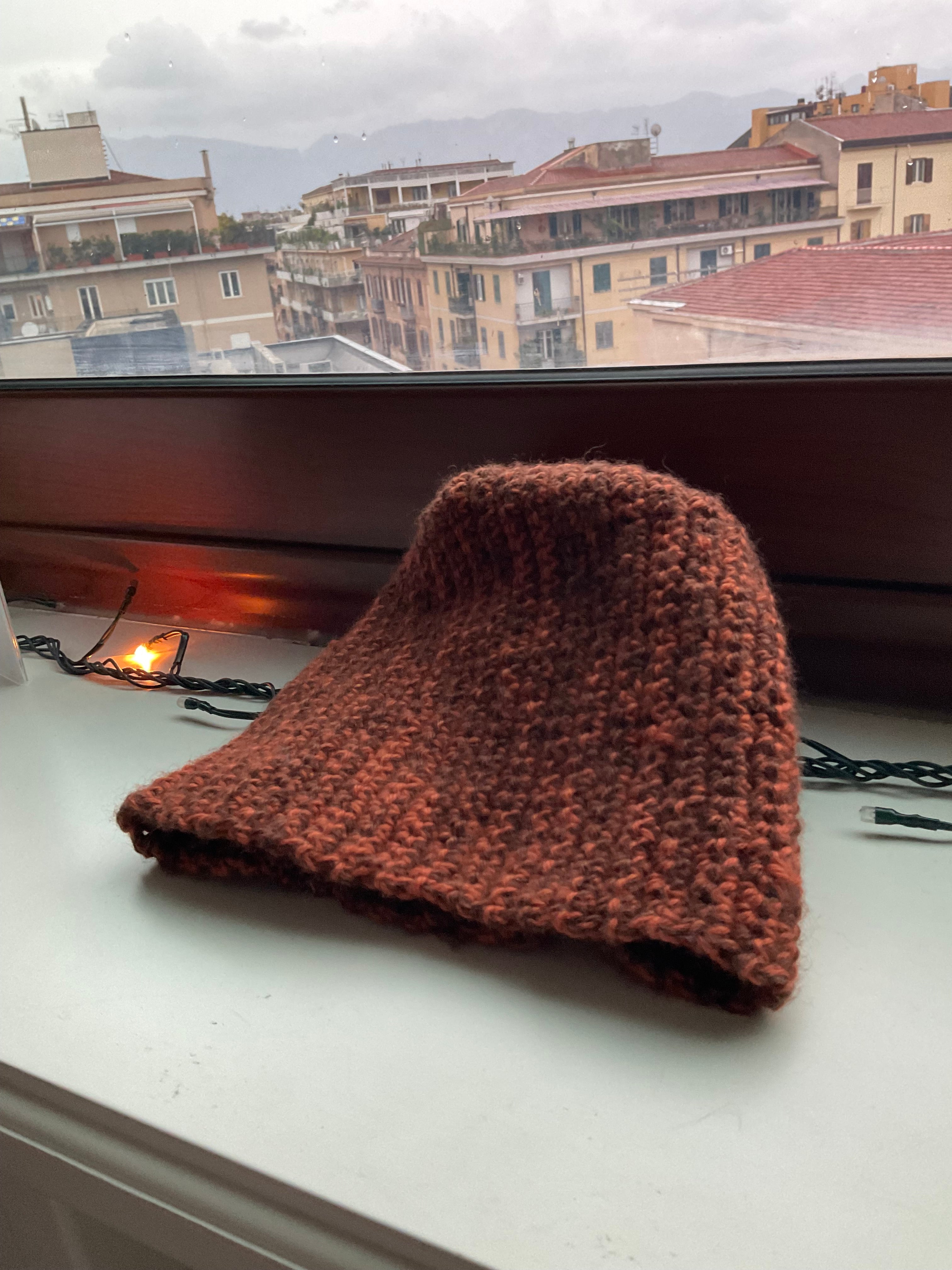 Cappello marrone e ruggine