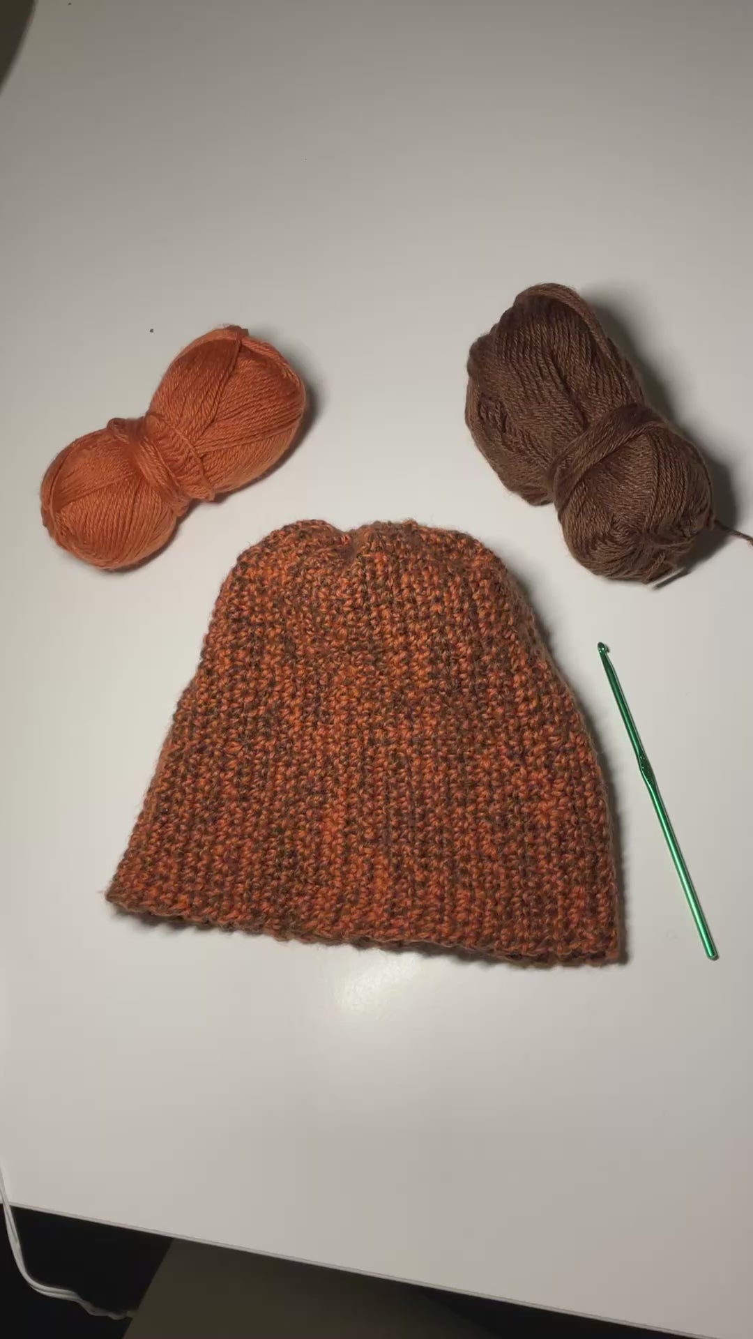 Cappello marrone e ruggine